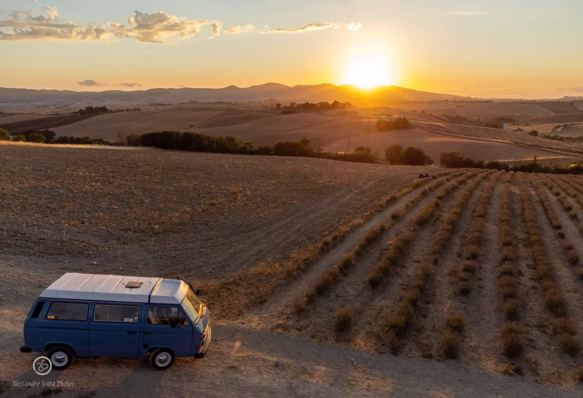 Tramonto su campi di Lavanda a Santa Luce Pisa VW T3